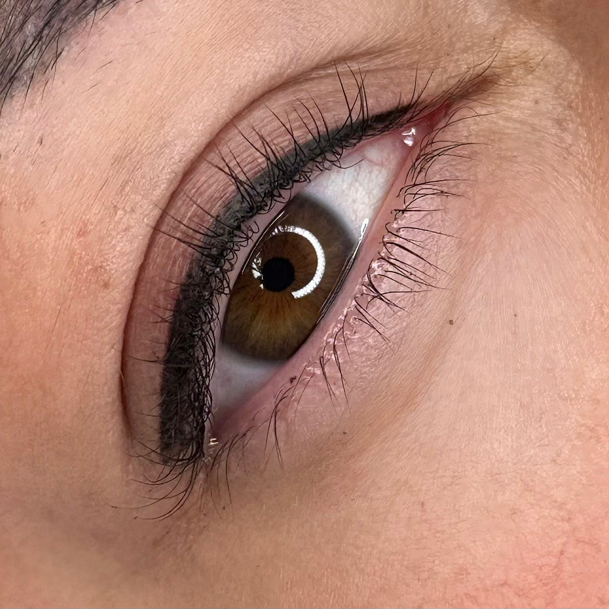 delineado de ojos grueso